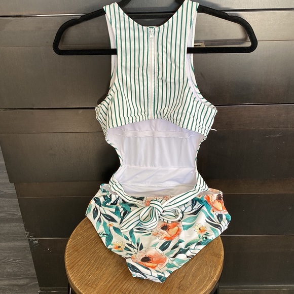 Cupshe bathing suit. - Picture 2 of 5